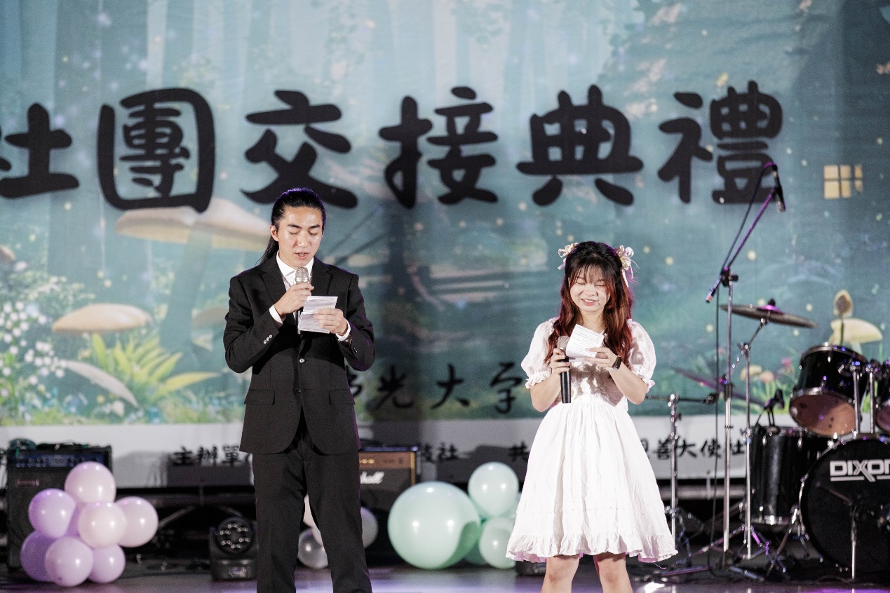 佛光大學於5月21日舉行「113學年度第二學期社團交接典禮」,活動結合音樂、舞蹈與溫馨的交接儀式,展現社團幹部承先啟後的責任感與活力,現場氣氛熱烈溫馨。台上照 佛光大學於5月21日舉行「113學年度第二學期社團交接典禮」,活動結合音樂、舞蹈與溫馨的交接儀式,展現社團幹部承先啟後的責任感與活力,現場氣氛熱烈溫馨。台上照