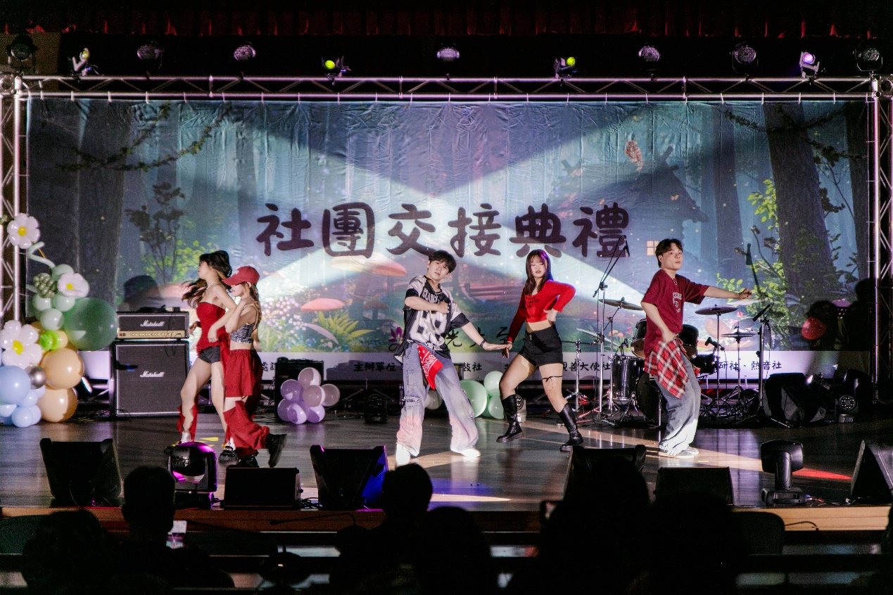 113學年度第二學期社團交接典禮台上熱舞社表演合照 113學年度第二學期社團交接典禮台上熱舞社表演合照