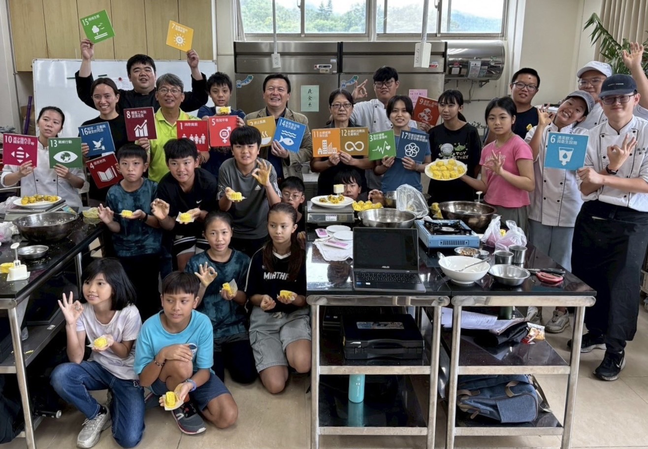 圖1佛光大學「小廚師大永續」陪伴偏鄉師生在餐桌上學習超級食物以因應氣候變遷 圖1 佛光大學「小廚師大永續」陪伴偏鄉師生在餐桌上學習超級食物以因應氣候變遷