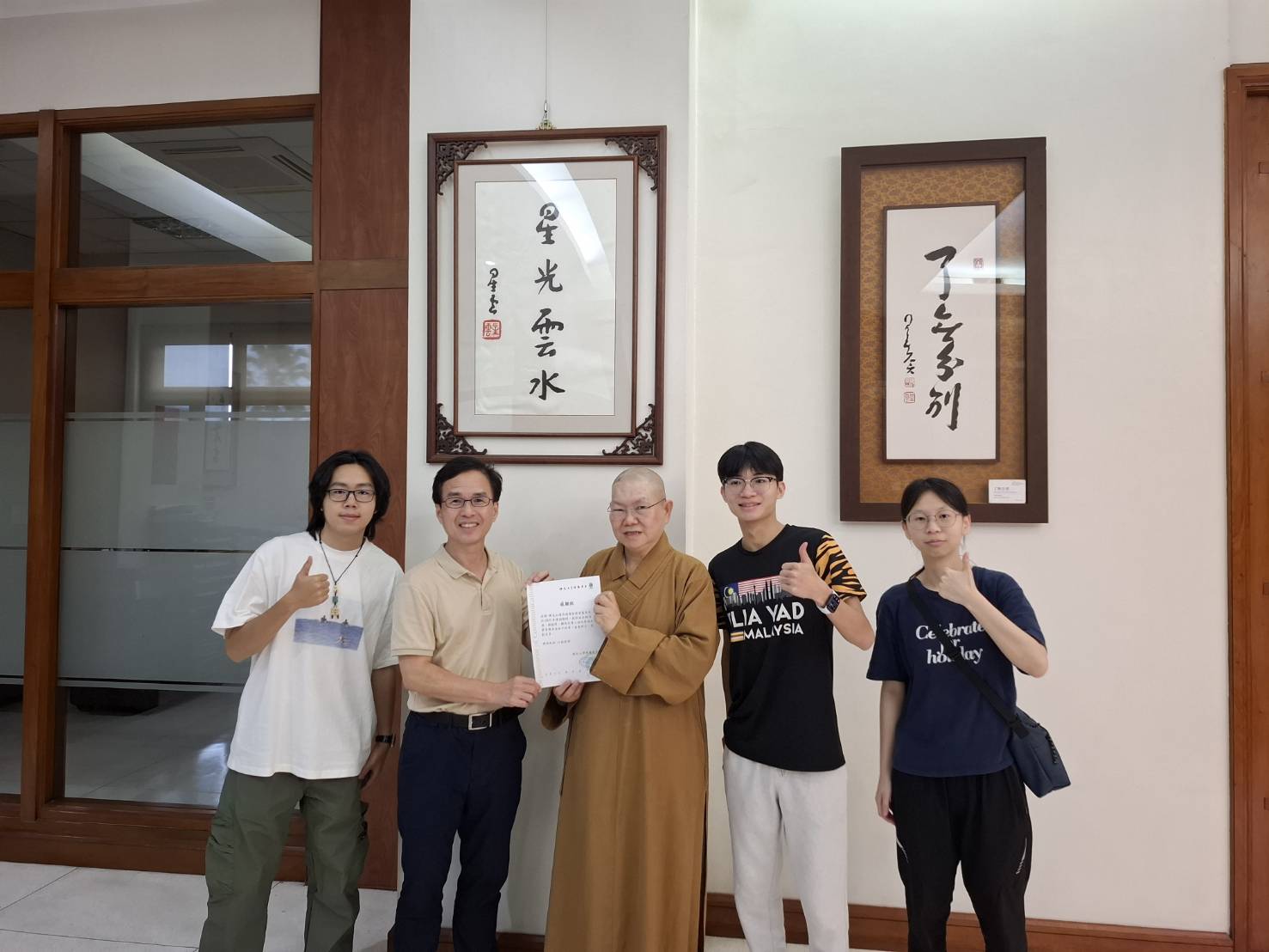 師父與佛光大學暑期海外實習同學合照2 師父與佛光大學暑期海外實習同學合照2