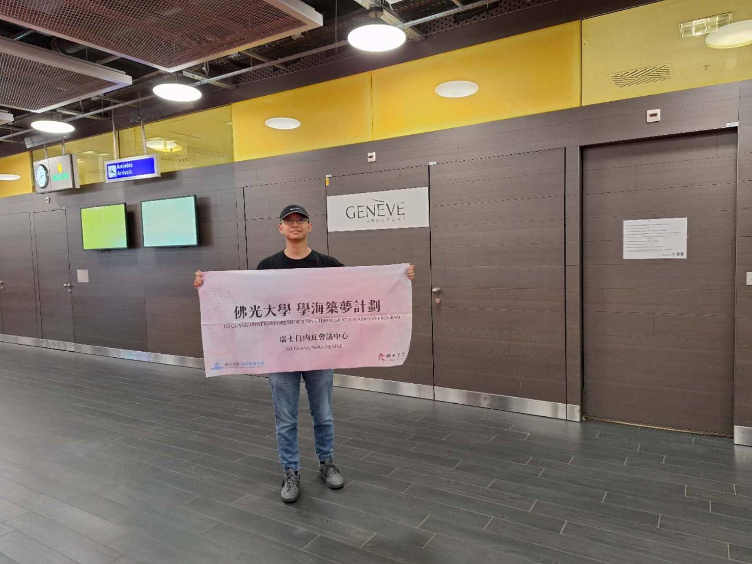 佛光大學暑期海外實習同學快樂獨照 佛光大學暑期海外實習同學快樂獨照