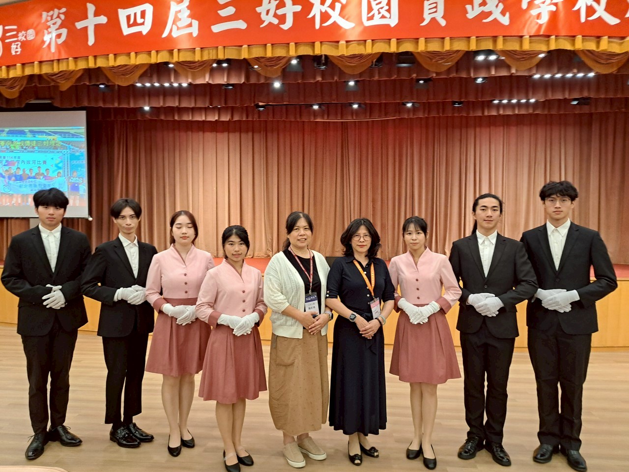 第十四屆三好實踐學校頒獎典禮,由學生親善大使前往協助服務。 第十四屆三好實踐學校頒獎典禮,由學生親善大使前往協助服務。