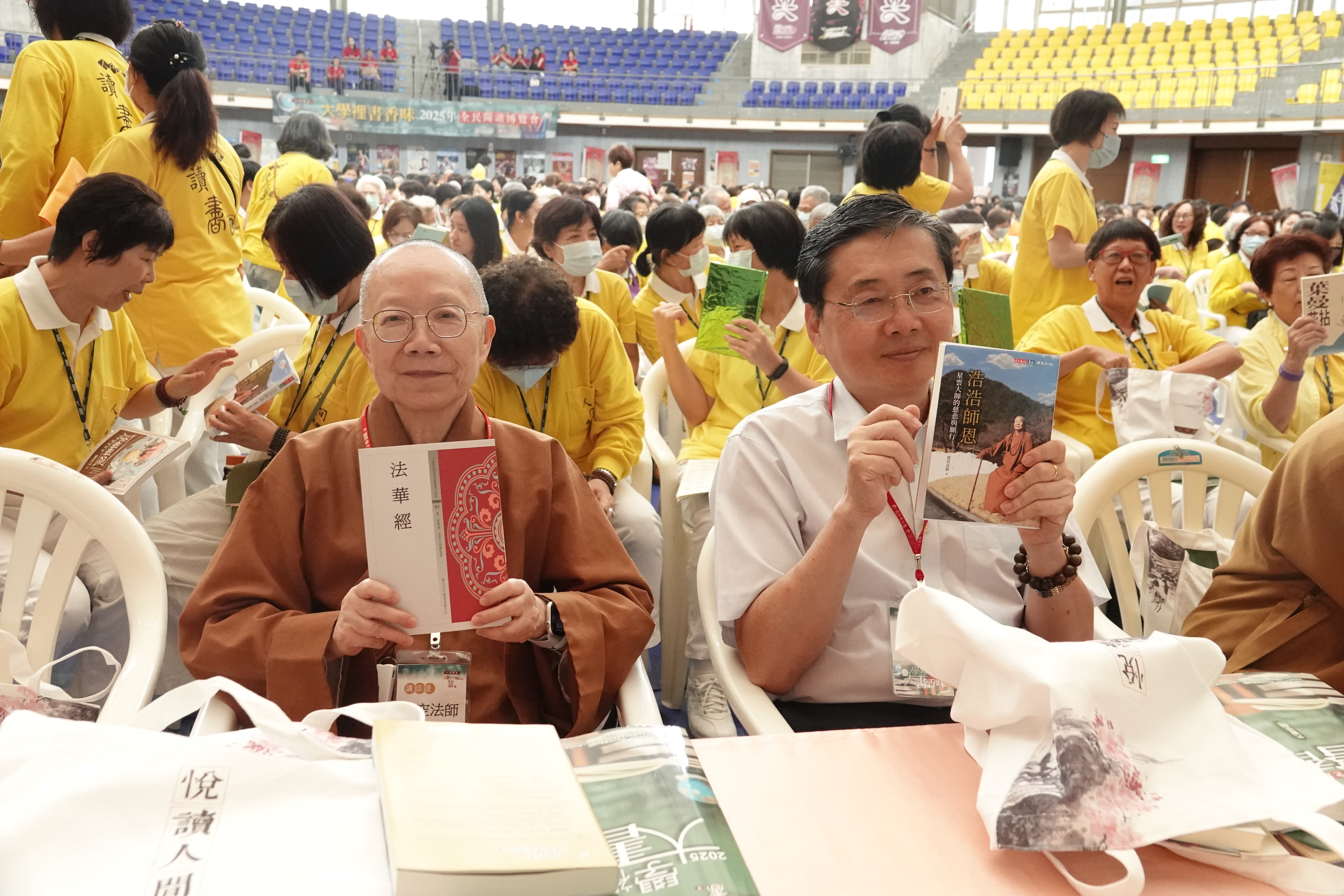 2025全民閱讀博覽會北區首場熱烈登場，兩千人齊聚佛光大學共沐書香。趙涵捷校長與師傅手持書籍合照。