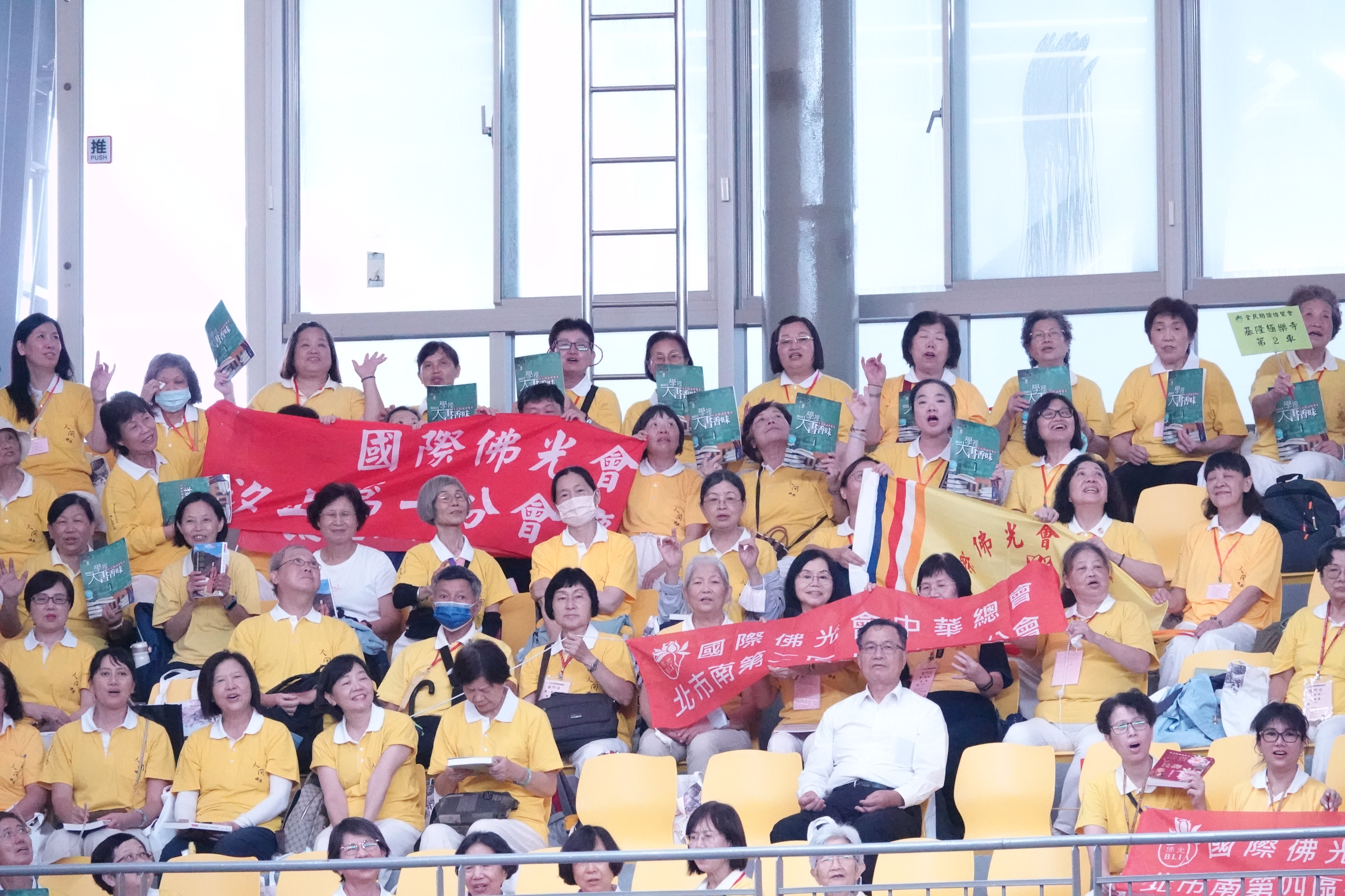 2025全民閱讀博覽會北區首場熱烈登場，兩千人齊聚佛光大學共沐書香。懷恩館左側信眾合照