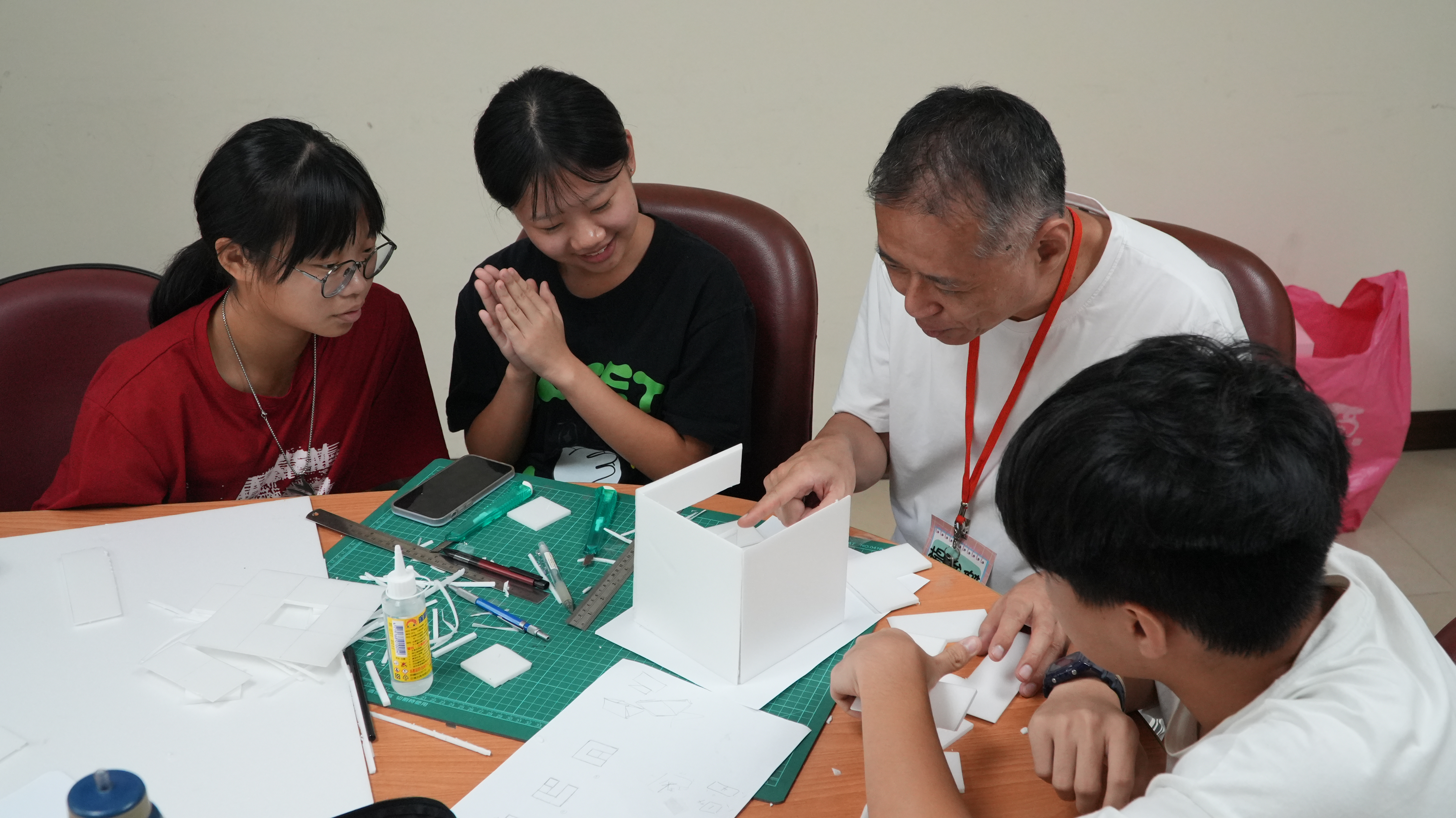 普中同學學習建築模型製作活動合影