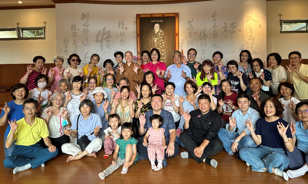 百萬興學紀念館的知靜法師帶領全員誦讀星雲大師【為農漁勞工祈願文】 百萬興學紀念館的知靜法師帶領全員誦讀星雲大師【為農漁勞工祈願文】